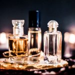 plusieurs flacons de parfum luxe femme